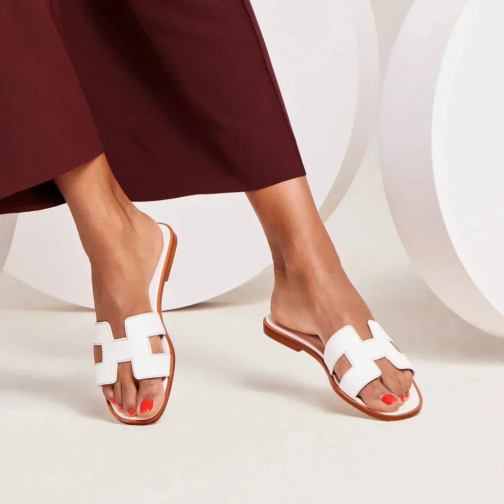 "Eleganta slip-on sandaler för kvinnor i stilrent H-mönster, platta med chic design, idealiska för sommardagar."