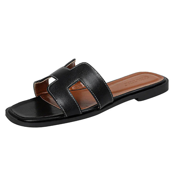 "Eleganta slip-on sandaler för kvinnor i stilrent H-mönster, platta med chic design, idealiska för sommardagar."