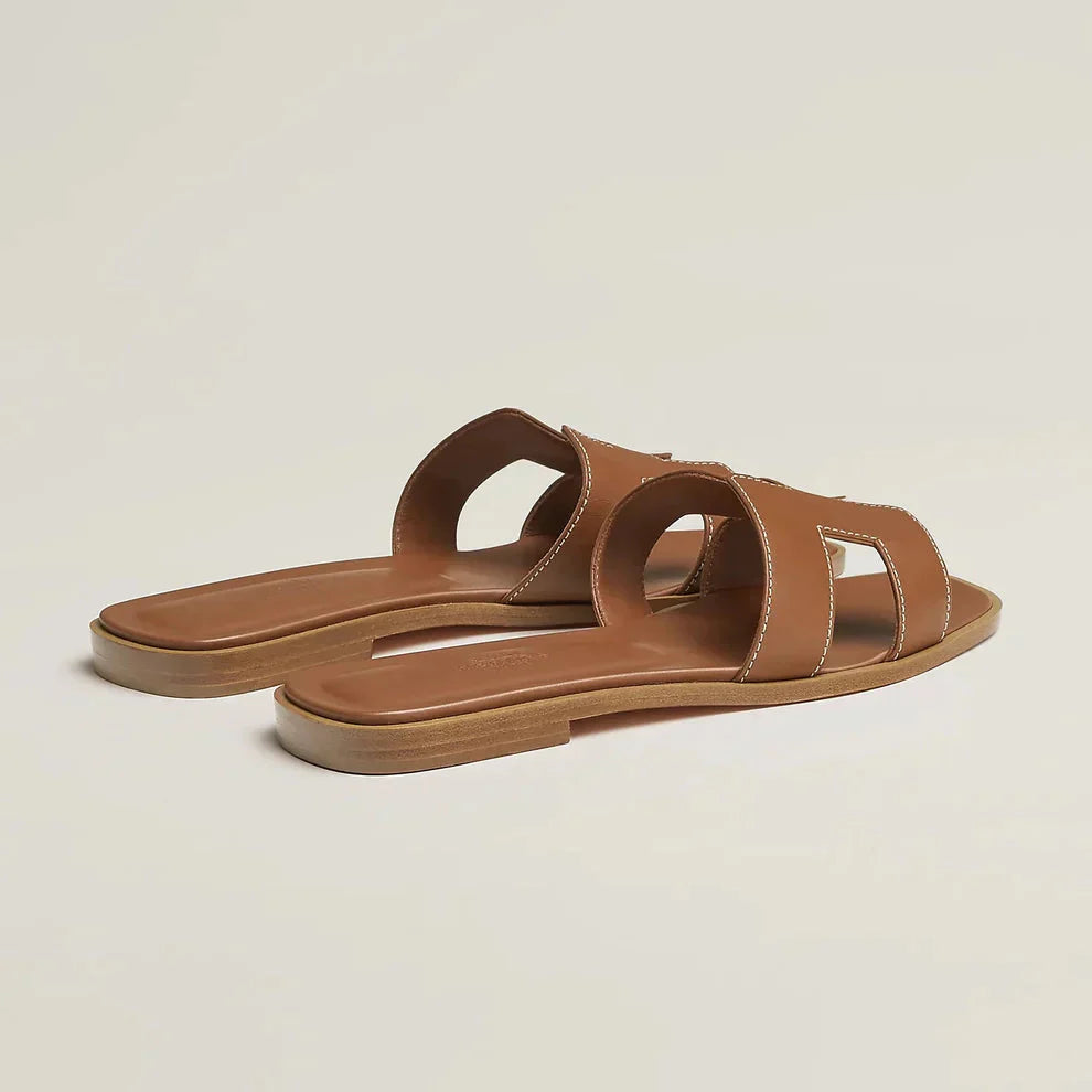 "Eleganta slip-on sandaler för kvinnor i stilrent H-mönster, platta med chic design, idealiska för sommardagar."