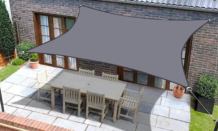 "Eleganta utomhuspersienner med bågdesign, vattentäta och UV-skyddande, passar trädgård och strandmiljö."