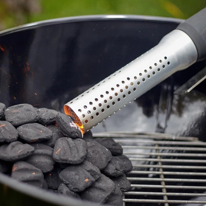 "Elektrisk koltändare i aluminium med lång metallrör, avger 650°C varm luft för snabb tändning av kol och ved."