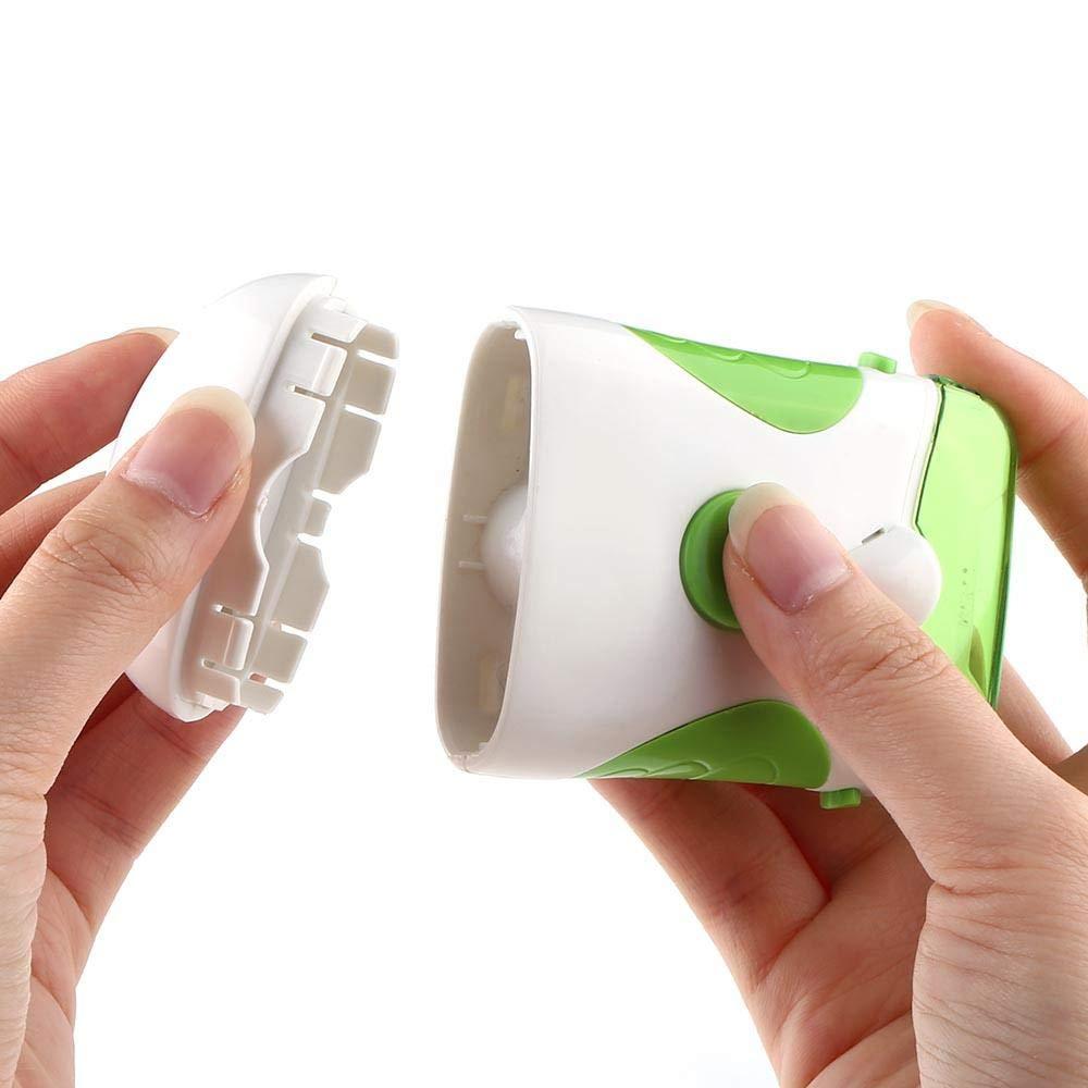 "Elektrisk nagelklippare i grön och vit med roterande blad och filningsfunktion för säker och jämn nagelvård."