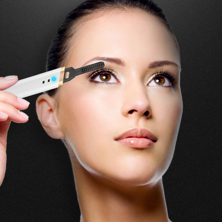 "Elektrisk uppvärmd ögonfransböjare i vit design, snabb uppvärmning för långvarigt böjda och skyddade fransar."