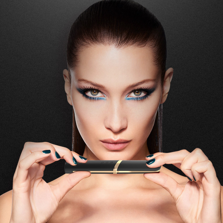 "Elektrisk uppvärmd ögonfransböjare i vit design, snabb uppvärmning för långvarigt böjda och skyddade fransar."