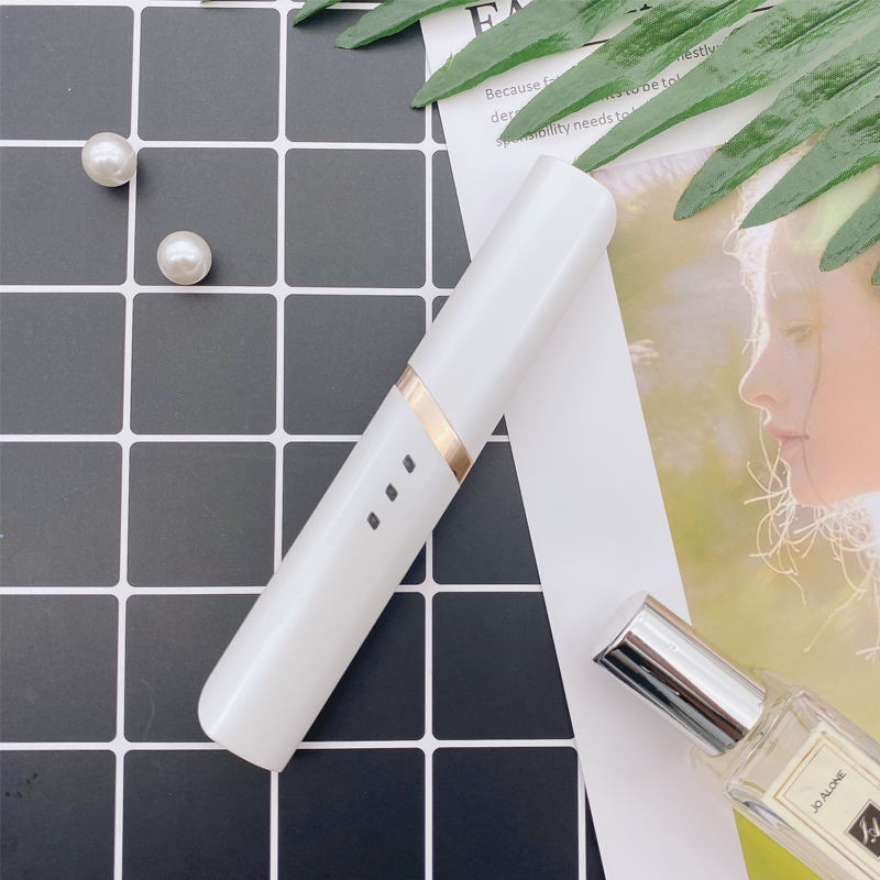 "Elektrisk uppvärmd ögonfransböjare i vit design, snabb uppvärmning för långvarigt böjda och skyddade fransar."