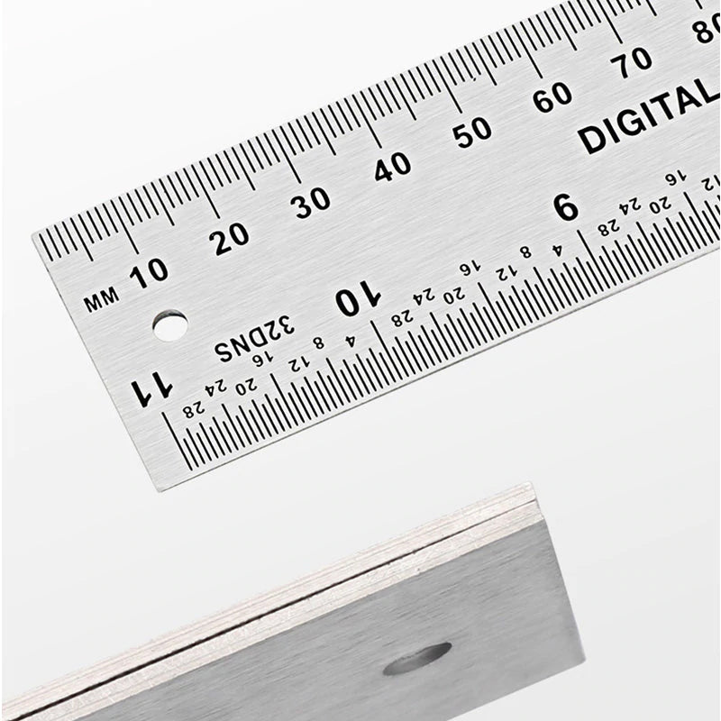"Elektronisk digital vinkellinjal i rostfritt stål, LCD-display för exakta vinklar i hemmaprojekt och träbearbetning."