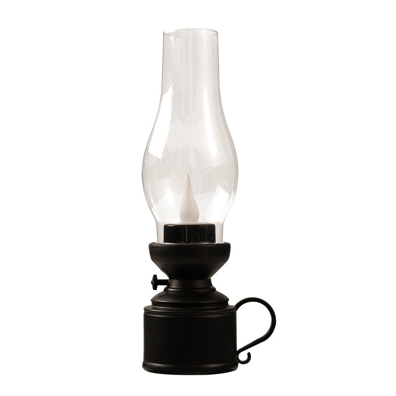"Elektronisk fotogenlampa med retrodesign i vitt, brons och svart, perfekt för inomhus- och utomhusbruk i hemmet."