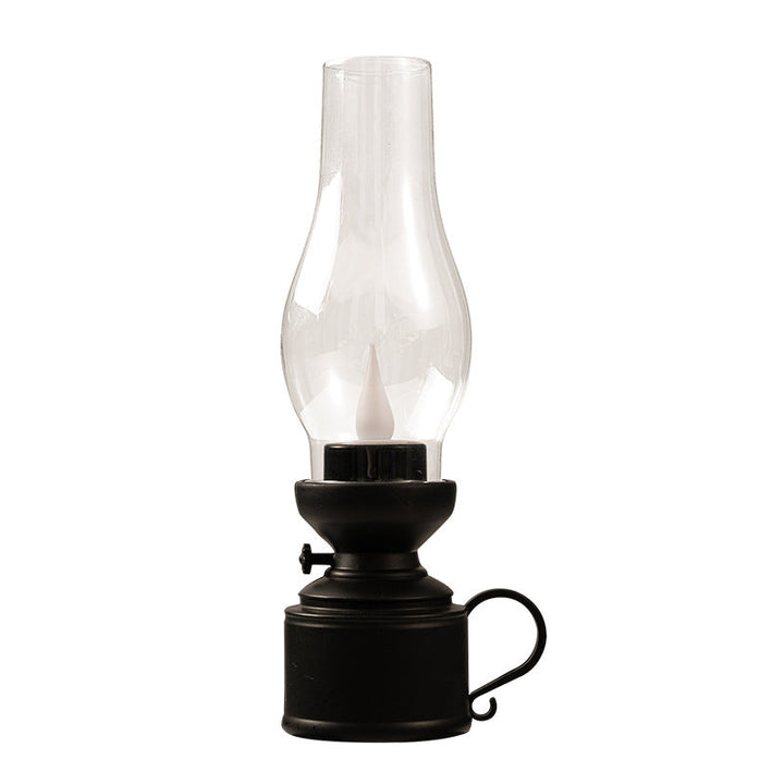 "Elektronisk fotogenlampa med retrodesign i vitt, brons och svart, perfekt för inomhus- och utomhusbruk i hemmet."