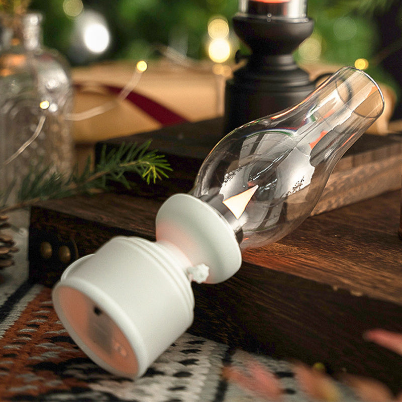 "Elektronisk fotogenlampa med retrodesign i vitt, brons och svart, perfekt för inomhus- och utomhusbruk i hemmet."
