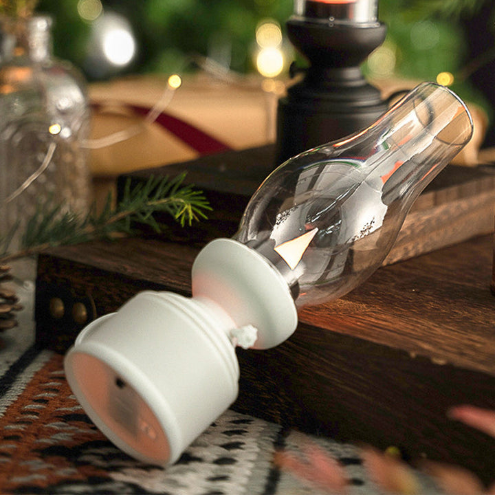 "Elektronisk fotogenlampa med retrodesign i vitt, brons och svart, perfekt för inomhus- och utomhusbruk i hemmet."