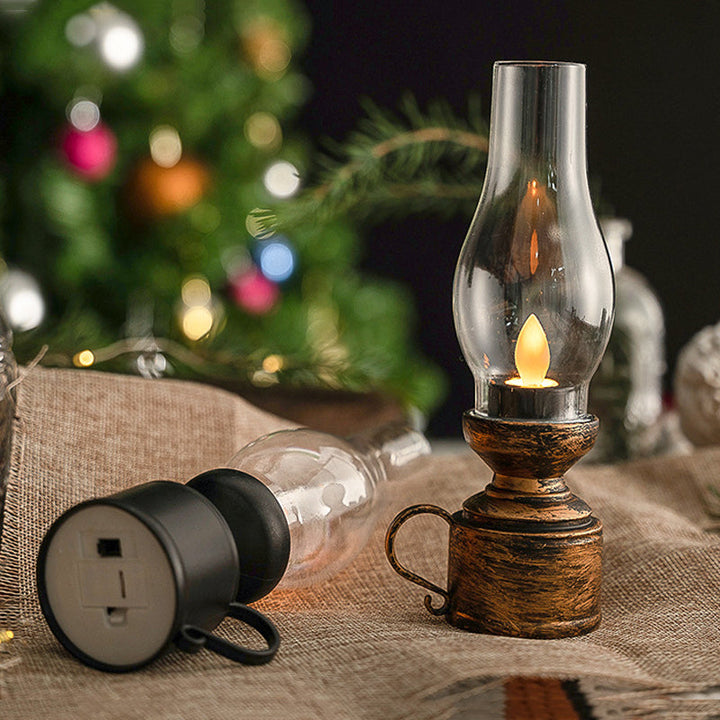 "Elektronisk fotogenlampa med retrodesign i vitt, brons och svart, perfekt för inomhus- och utomhusbruk i hemmet."