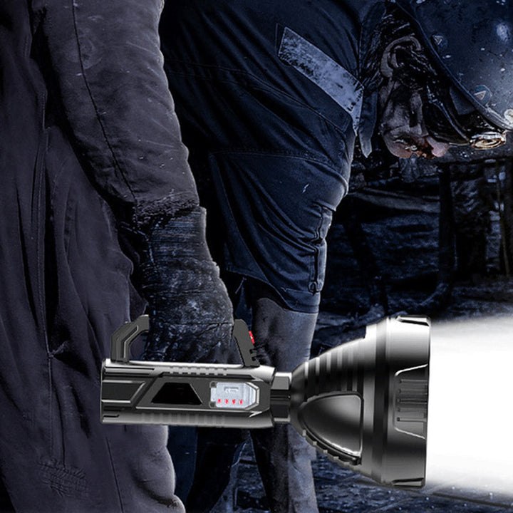 "Elektronisk superljus LED-ficklampa med vattentät design och tre ljuslägen, perfekt för nödsituationer och äventyr."