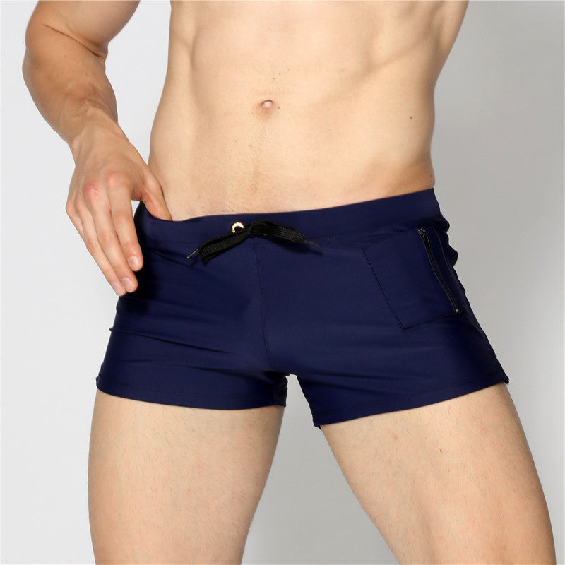 "Enfärgade andningsbara herrbadbyxor i nylon, visa elegant design, perfekta för strand och pool, flera färger."
