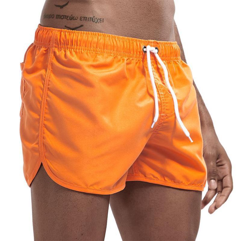 "Enfärgade herr badshorts med krokodilmönster i polyester, perfekt för sommar, tillgängliga i flera färger."