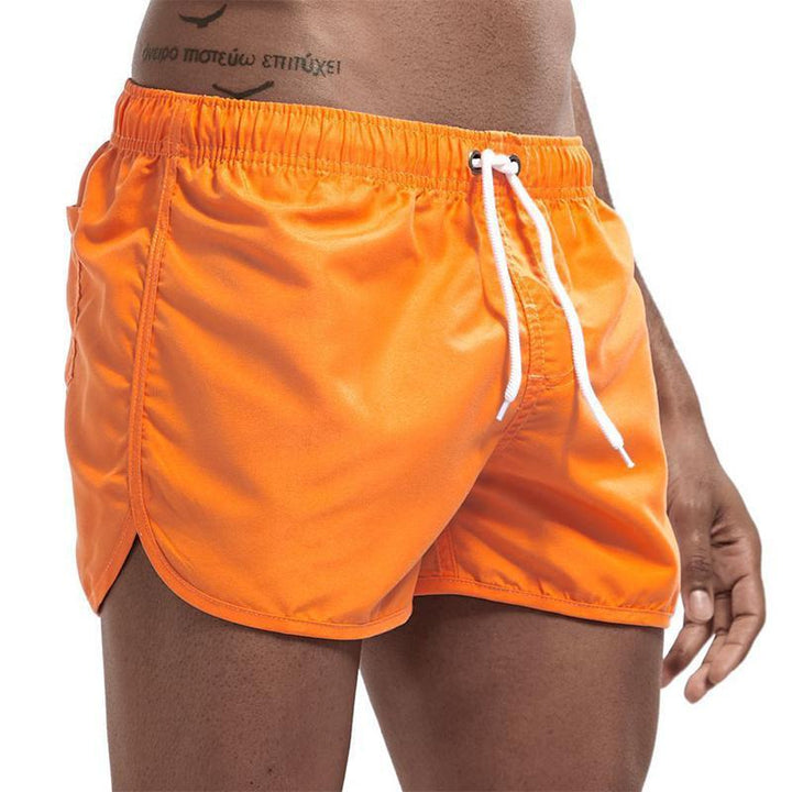 "Enfärgade herr badshorts med krokodilmönster i polyester, perfekt för sommar, tillgängliga i flera färger."