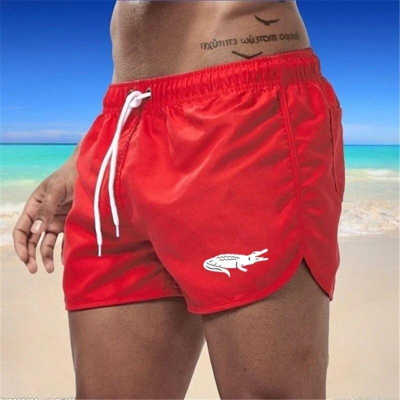"Enfärgade herr badshorts med krokodilmönster i polyester, perfekt för sommar, tillgängliga i flera färger."