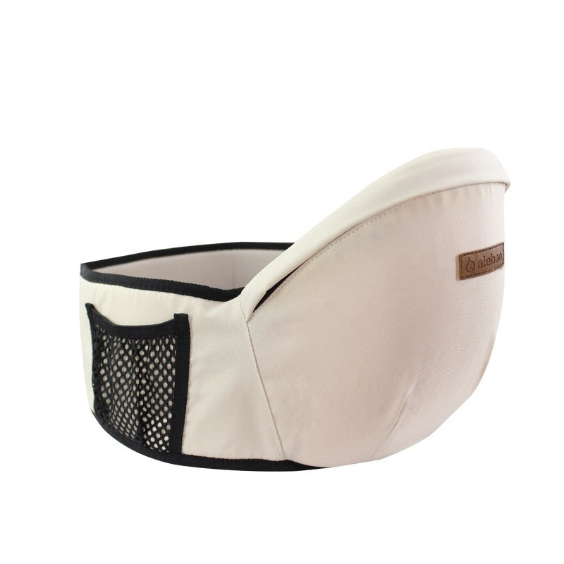 Ergonomisk babyhöftbärare i grått tyg, justerbart bälte, minskar ryggbelastning, flervändbara bärpositioner.