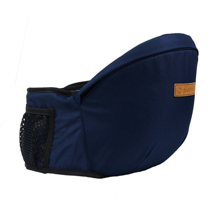 Ergonomisk babyhöftbärare i grått tyg, justerbart bälte, minskar ryggbelastning, flervändbara bärpositioner.