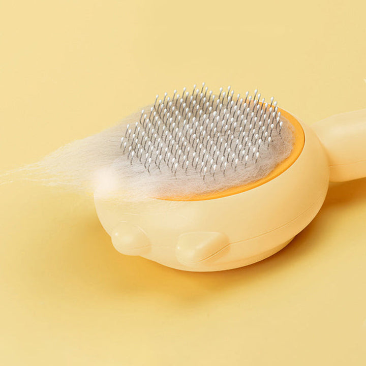 "Ergonomisk husdjurs kamborste för hundar och katter med böjda trådar och halkfritt grepp, används för skön massage."