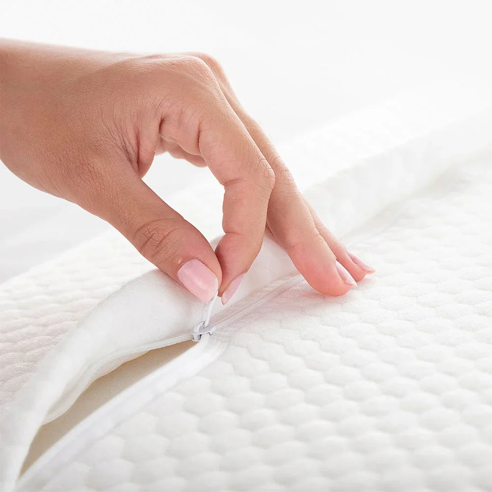 "Ergonomisk nackkudde i minnesskum, vit, med konturer för djupt stöd och komfort, idealisk för alla sovpositioner."