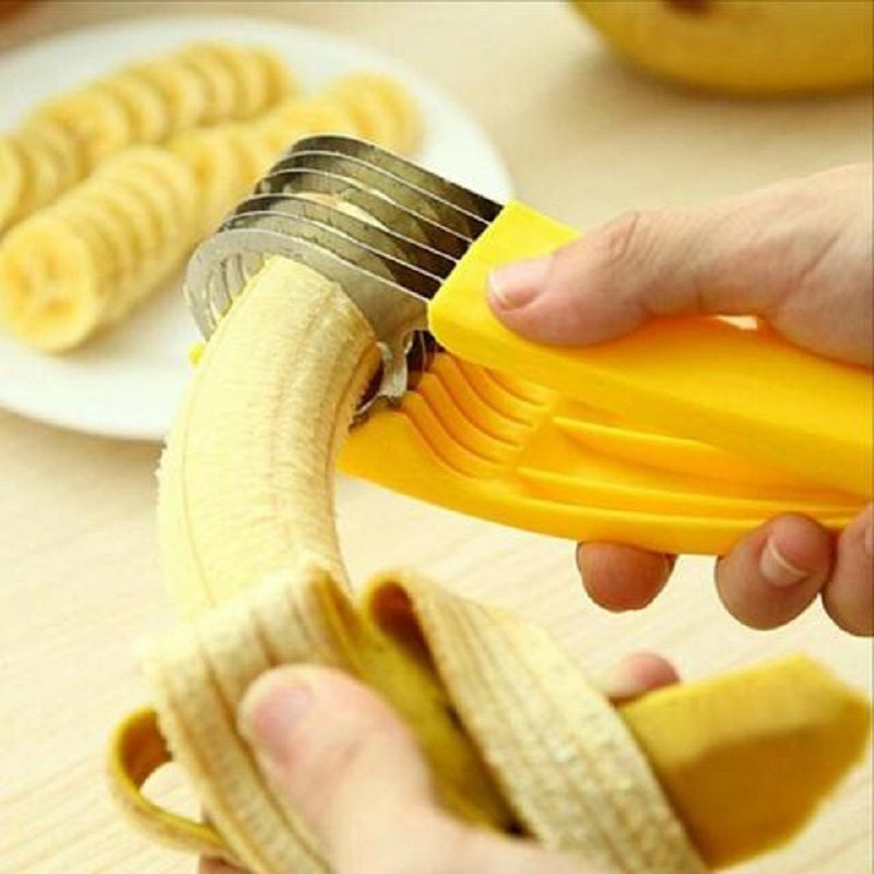 "Ergonomisk rostfri bananskivare, gul, perfekt för kök. Skär bananer enkelt med högkvalitativ design för perfekt skivning."
