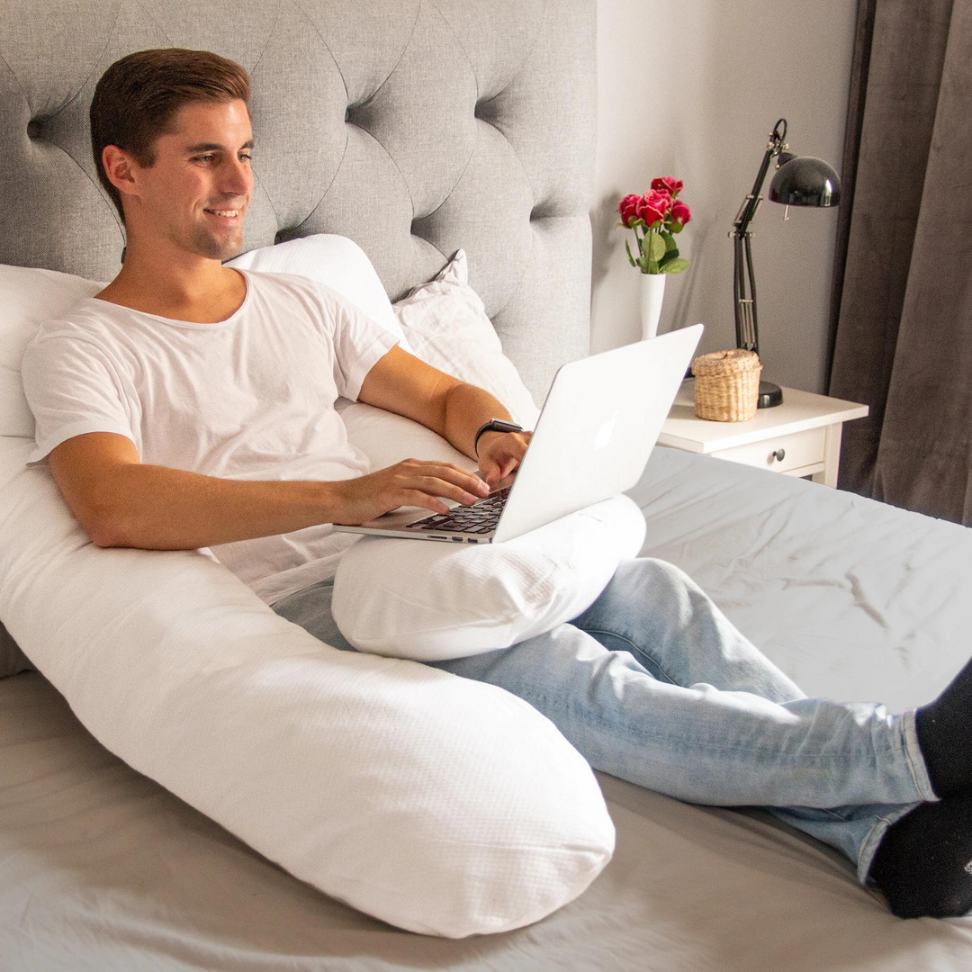 "Ergonomisk U-formad kroppskudde i säng, ger nacksupport och komfort för gravida, hemmamiljö, maximal viloupplevelse"