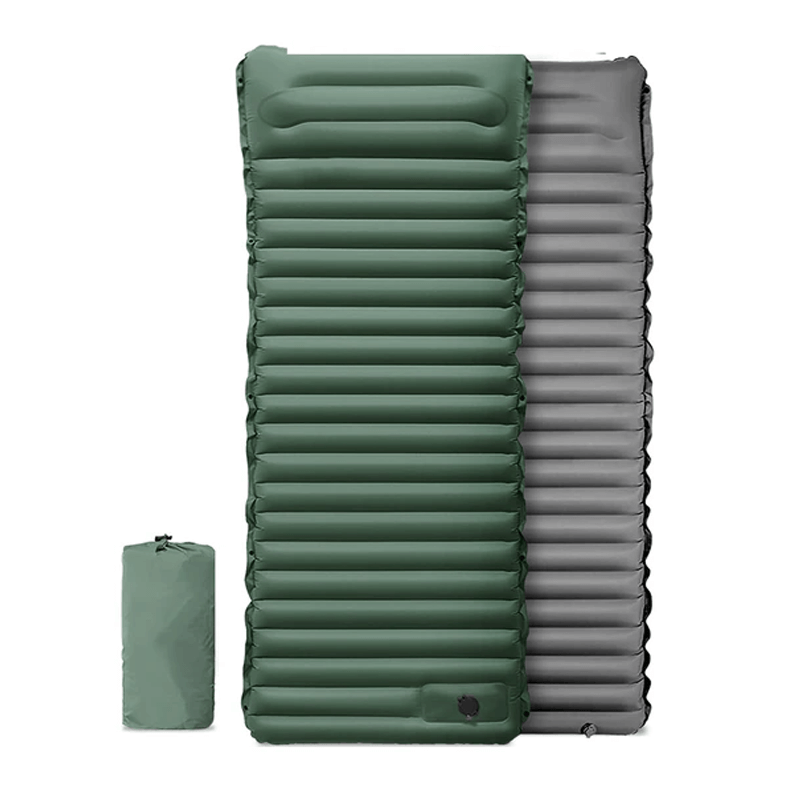 "Ergonomisk uppblåsbar luftmadrass med inbyggd fotpump, bekväm design för camping och gästbruk, grön färg."