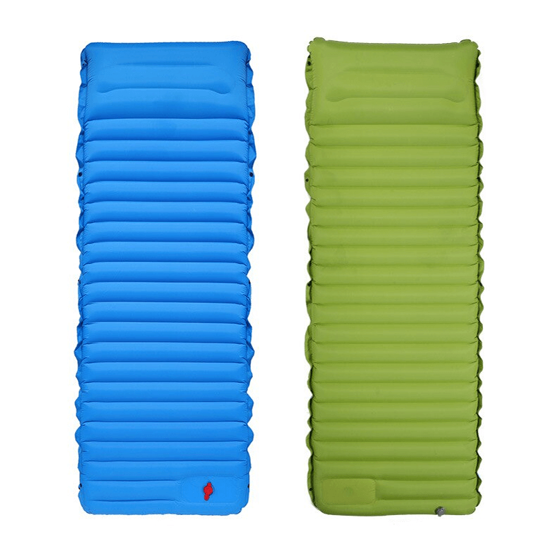"Ergonomisk uppblåsbar luftmadrass med inbyggd fotpump, bekväm design för camping och gästbruk, grön färg."