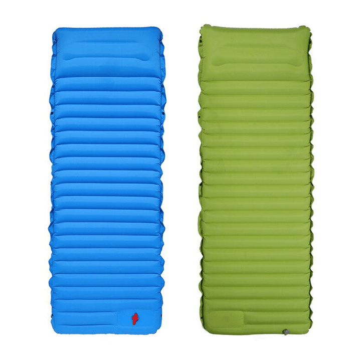 "Ergonomisk uppblåsbar luftmadrass med inbyggd fotpump, bekväm design för camping och gästbruk, grön färg."