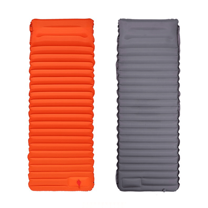 "Ergonomisk uppblåsbar luftmadrass med inbyggd fotpump, bekväm design för camping och gästbruk, grön färg."