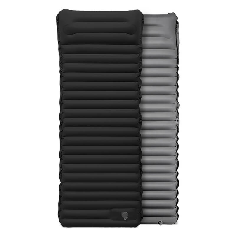 "Ergonomisk uppblåsbar luftmadrass med inbyggd fotpump, bekväm design för camping och gästbruk, grön färg."