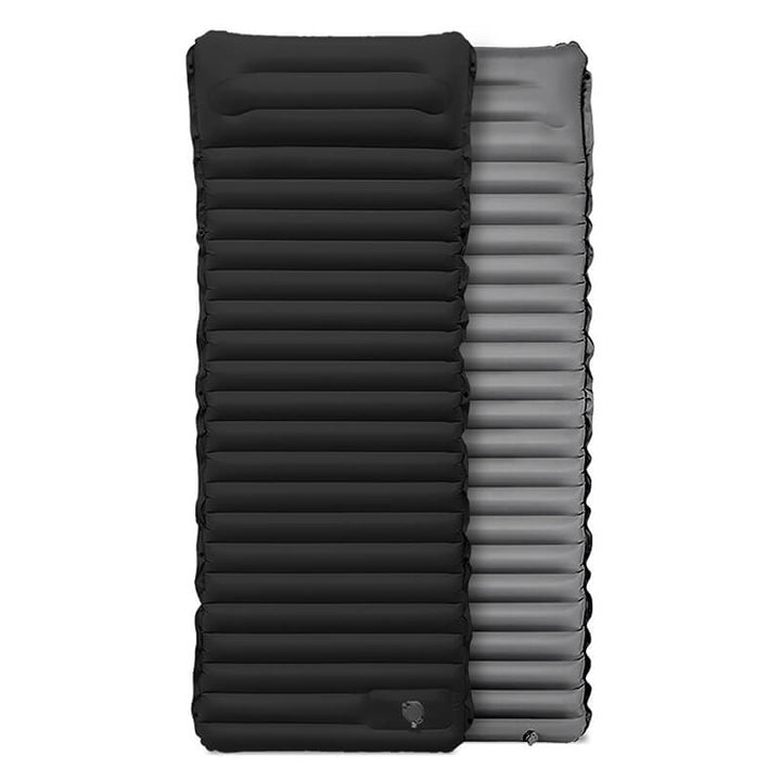 "Ergonomisk uppblåsbar luftmadrass med inbyggd fotpump, bekväm design för camping och gästbruk, grön färg."