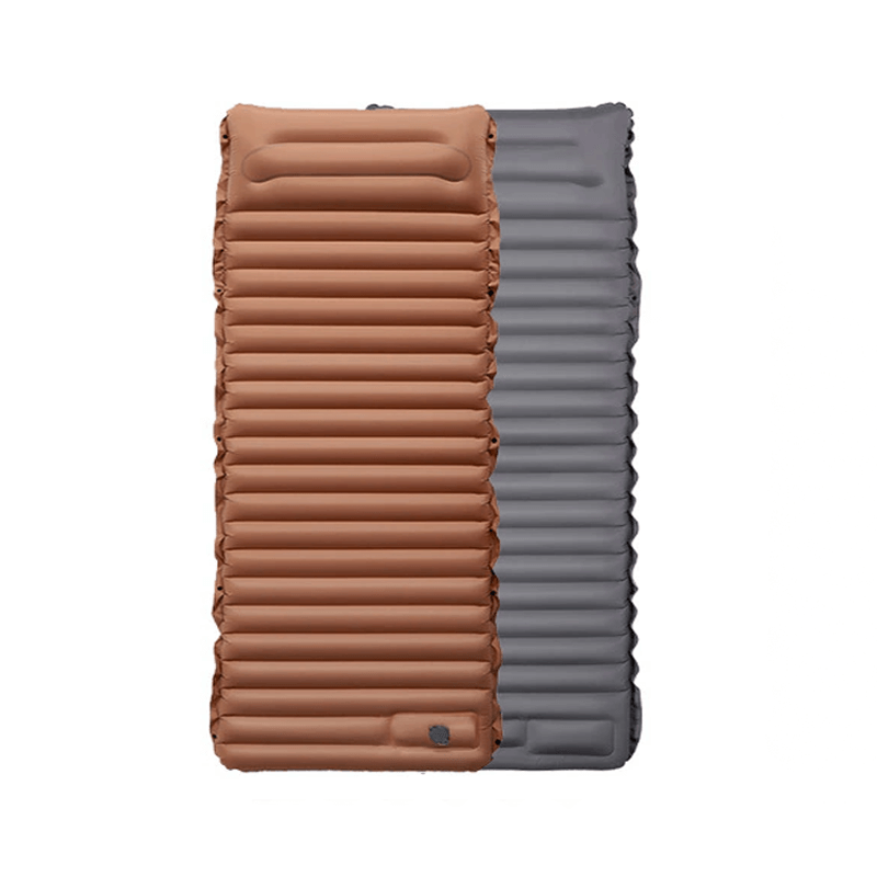 "Ergonomisk uppblåsbar luftmadrass med inbyggd fotpump, bekväm design för camping och gästbruk, grön färg."