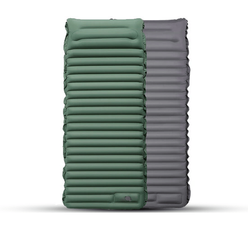 "Ergonomisk uppblåsbar luftmadrass med inbyggd fotpump, bekväm design för camping och gästbruk, grön färg."