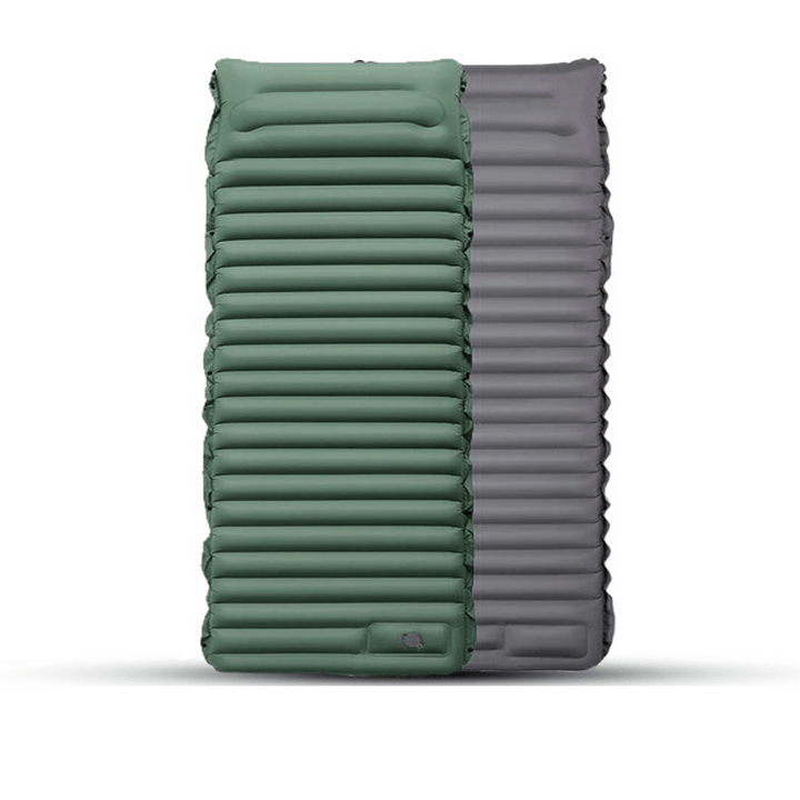 "Ergonomisk uppblåsbar luftmadrass med inbyggd fotpump, bekväm design för camping och gästbruk, grön färg."