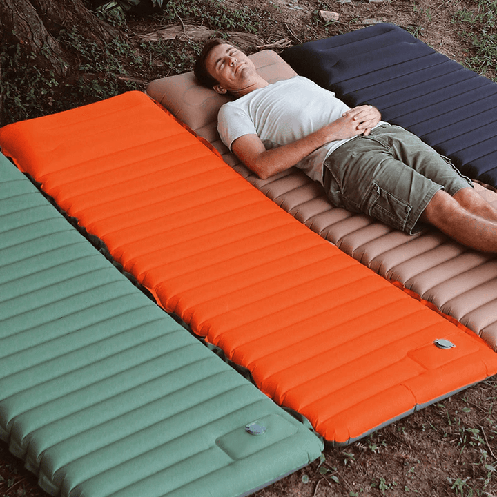 "Ergonomisk uppblåsbar luftmadrass med inbyggd fotpump, bekväm design för camping och gästbruk, grön färg."