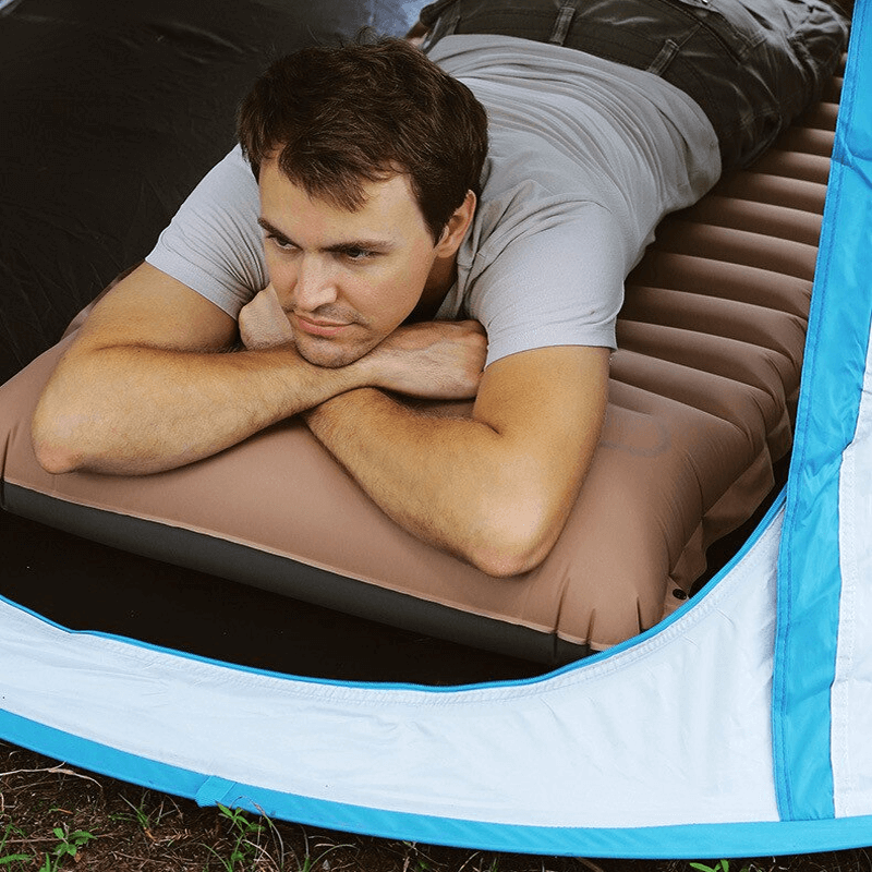 "Ergonomisk uppblåsbar luftmadrass med inbyggd fotpump, bekväm design för camping och gästbruk, grön färg."