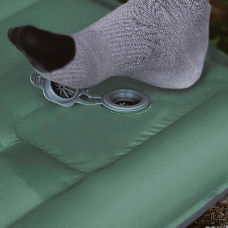"Ergonomisk uppblåsbar luftmadrass med inbyggd fotpump, bekväm design för camping och gästbruk, grön färg."