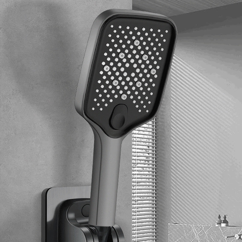 Ergonomiskt duschhuvud med flera spraylägen och bekvämt grepp, i grå-silver-svart färg, för en lyxig duschupplevelse.