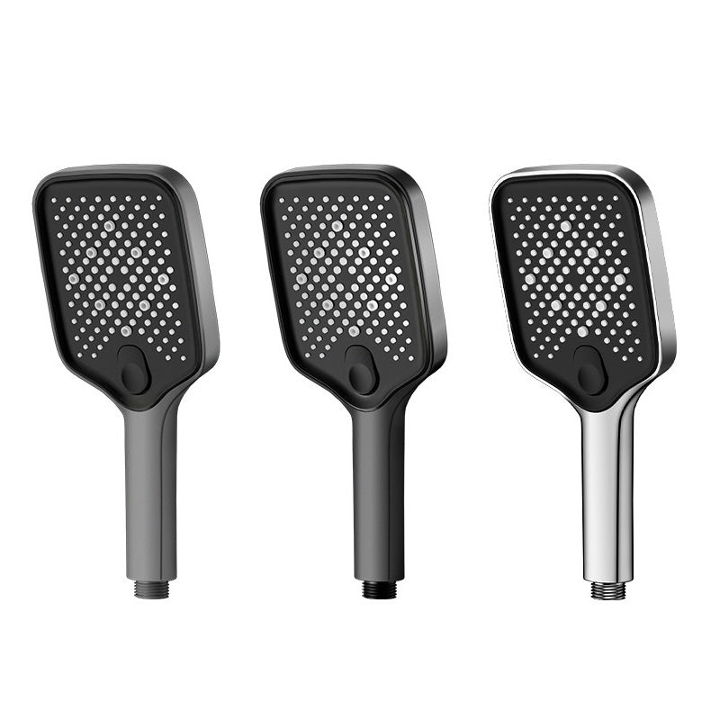 Ergonomiskt duschhuvud med flera spraylägen och bekvämt grepp, i grå-silver-svart färg, för en lyxig duschupplevelse.