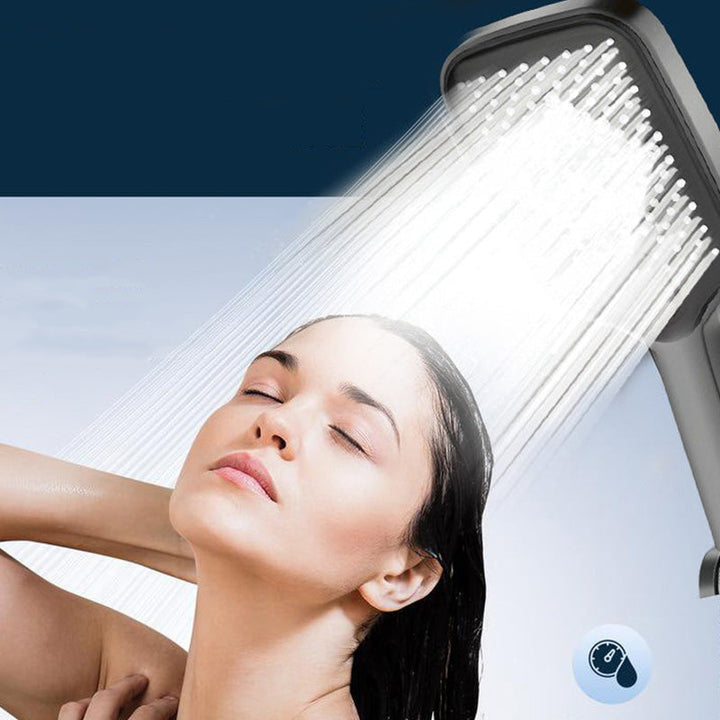 Ergonomiskt duschhuvud med flera spraylägen och bekvämt grepp, i grå-silver-svart färg, för en lyxig duschupplevelse.