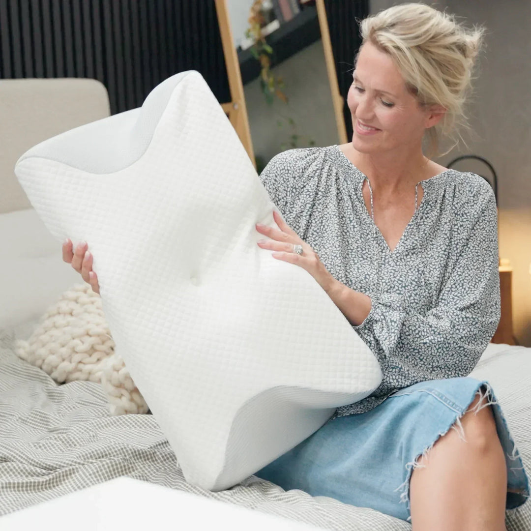 "Ergonomiskt formad ortopedisk nackkudde med lyxigt täcke för ultimat huvud- och nackstöd, perfekt för hem och resa."