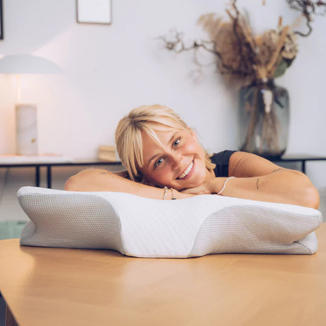 "Ergonomiskt formad ortopedisk nackkudde med lyxigt täcke för ultimat huvud- och nackstöd, perfekt för hem och resa."