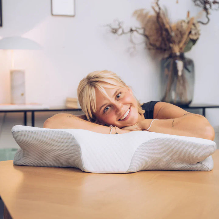 "Ergonomiskt formad ortopedisk nackkudde med lyxigt täcke för ultimat huvud- och nackstöd, perfekt för hem och resa."