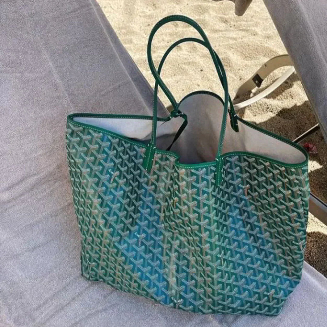 "Exklusiv shopperväska med tidlös design, minimalistiska linjer och rymligt inre, perfekt för vardag och fest."