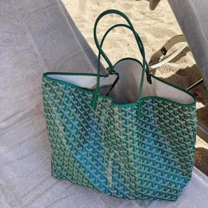 "Exklusiv shopperväska med tidlös design, minimalistiska linjer och rymligt inre, perfekt för vardag och fest."
