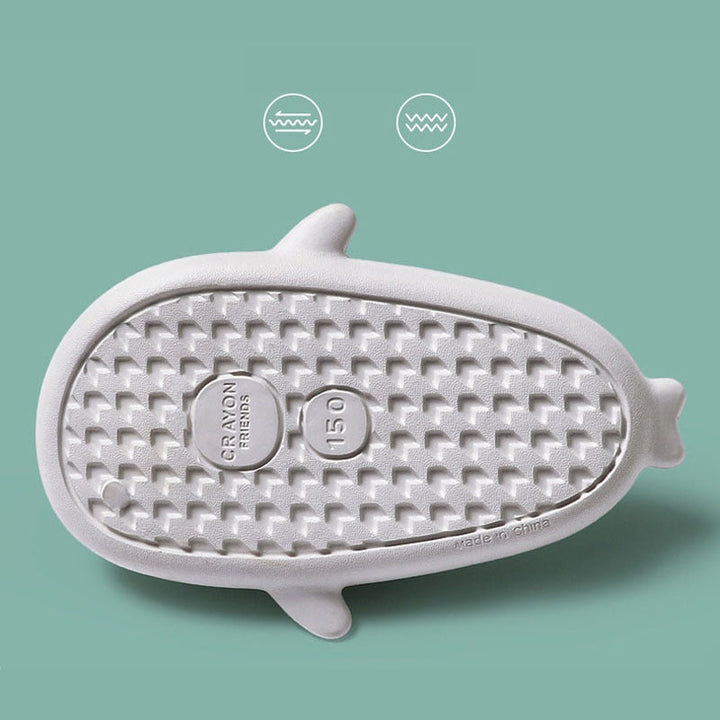 Närbild på en barns fot som bär en bekväm och färgglad hajtossel