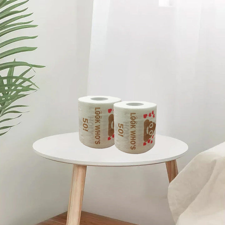 "Färgfullt födelsedagstoalettpapper med roliga motiv, perfekt för överraskningar och att skapa glada stunder i badrummet."