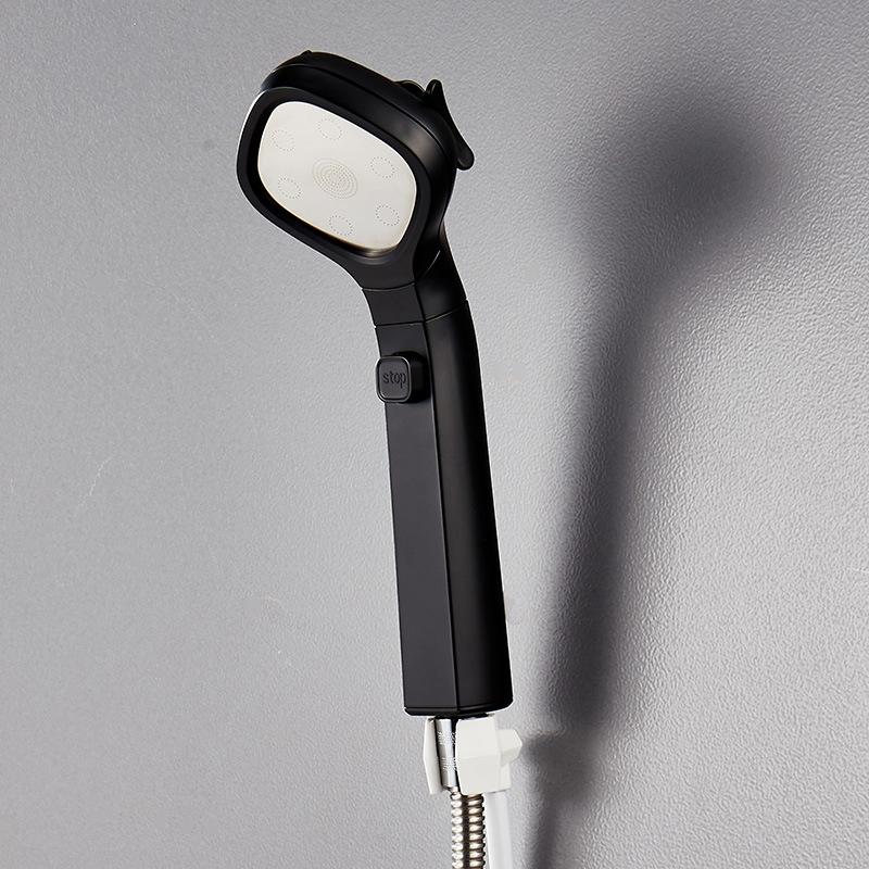 "Färgfullt högtrycks duschmunstycke med justerbart vattentryck och sex moderna färgval för stilren duschupplevelse."