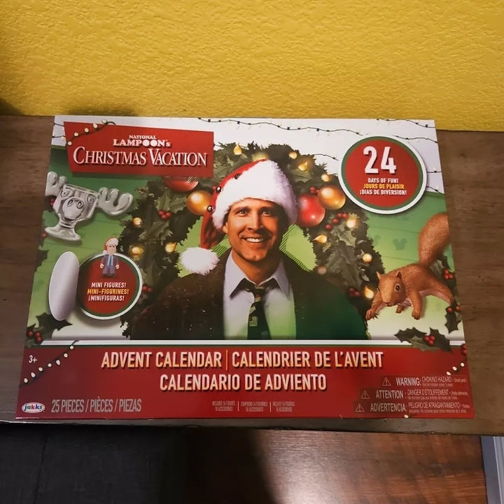 "Färgglad adventskalender 2024 med 24 luckor, julig design, papper, 21x18x3 cm, perfekt för familjeglädje i december."